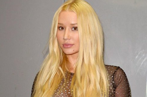 Məşhur müğənni ombaları ilə qürurlanır - FOTO