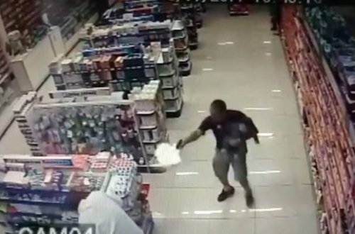 Polis qucağında uşaqla oğruları güllələdi - Video