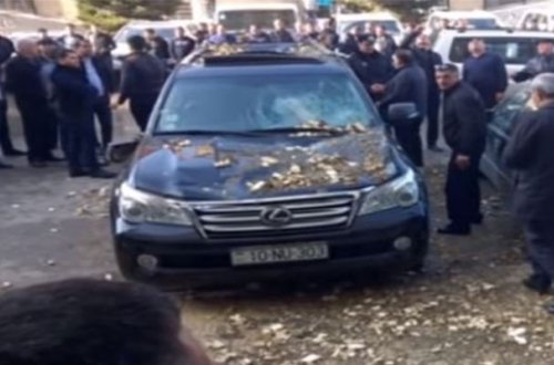 Maşınların üstünə daş düşdü - Video