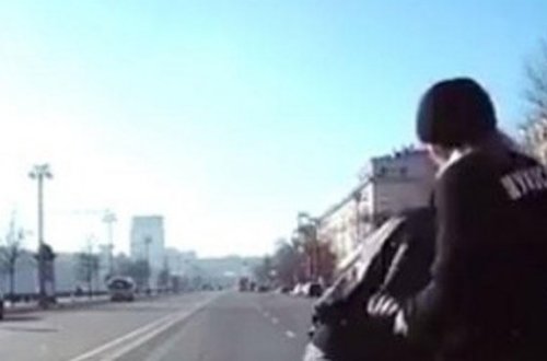 Piyadanı keçiddə vuran sürücünü döydülər - VİDEO