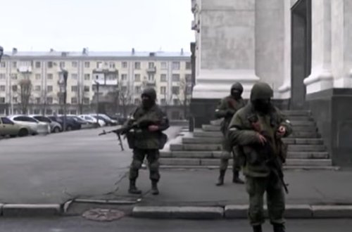 Silahlı şəxslər Luqanskın mərkəzini ələ keçirdilər - VİDEO