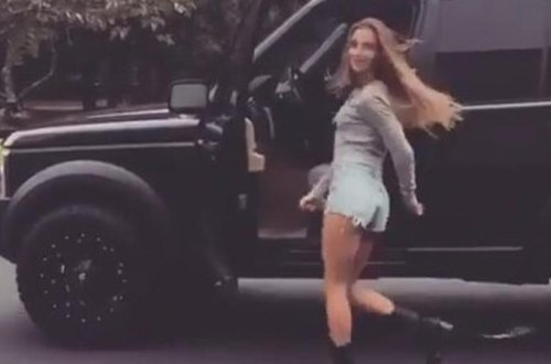 Cazibədar qızdan küçənin ortasında EROTİK RƏQS - VİDEO