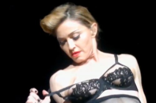 Madonna 18 yaşında çəkdirdiyi çılpaq fotolarını satır