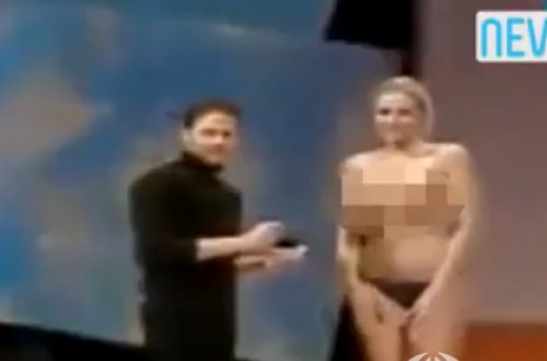 Daha bir qadın canlı yayımda çılpaq soyundu - VİDEO