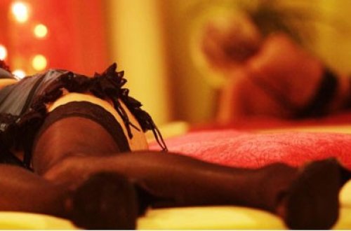 Arvadını başqa kişilərə təklif etdi - VİDEO - FOTO