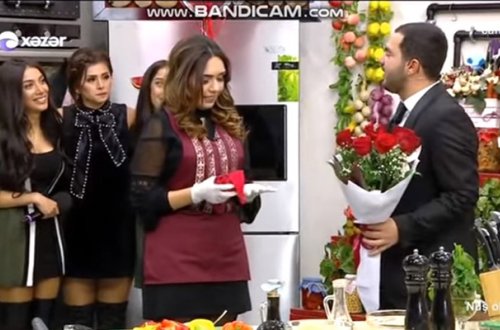“Xəzər”in aparıcısı canlı efirdə evlilik təklifi etdi - Video