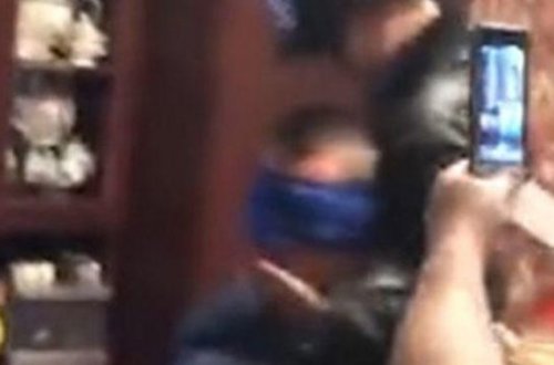 Qadın 4 yaşlı uşağın qarşısında erotik rəqs etdi - VİDEO - FOTO