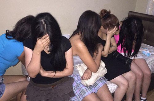 Əxlaqsızlıq edilən otelə basqın - Qadın son anda xilas edildi - FOTO