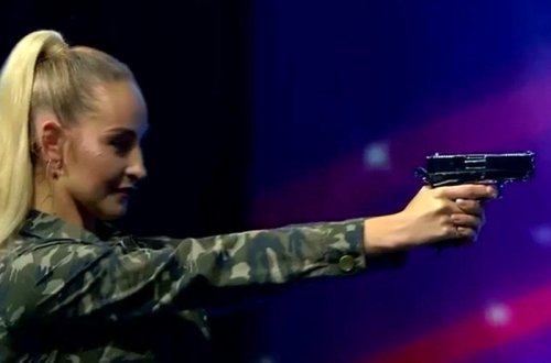 Rus qız şousu ilə münsifləri mat qoydu - VİDEO