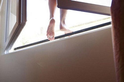 Lüt qız eyvana çıxıb, intihar etmək istədi - FOTO