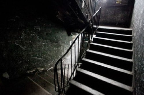 Bakı sakini binanın girişində hücuma məruz qalaraq bıçaqlanıb