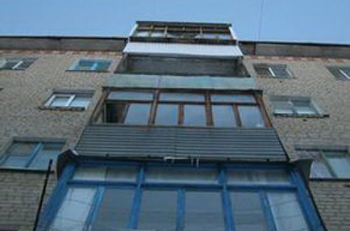 Bakıda orta yaşlı kişi binanın eyvanından yerə yıxılıb