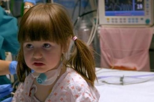 Bu qızcığaz yatsa, öləcək – Video