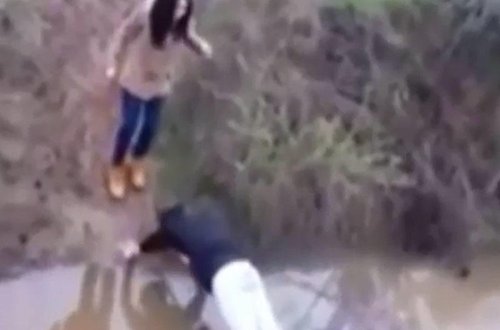 Dünya bu oğlanın qıza qarşı hərəkətindən danışır - VİDEO