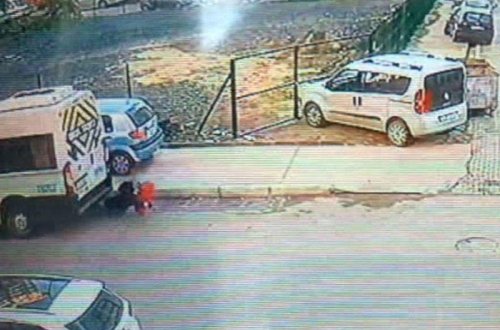 Qucağında uşaq olan qadının mikroavtobusun altında qalma anı - VİDEO - FOTO