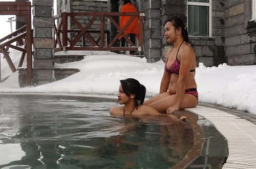 Xanımlar 10 dərəcə şaxtada hovuza girdilər - FOTOLAR