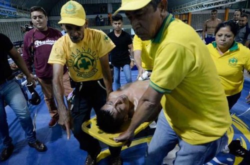 Boksçu döyüş zamanı aldığı zərbədən öldü - VİDEO