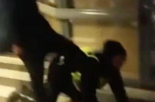 Sərxoş məktəbli yaşlı polisi yerə sərdi - VİDEO