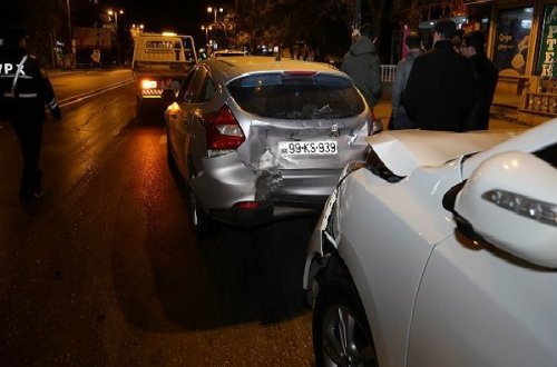 Bakıda sürücü avtomobili piyadaya yol verən nəqliyyat vasitəsinə çırpdı – FOTO