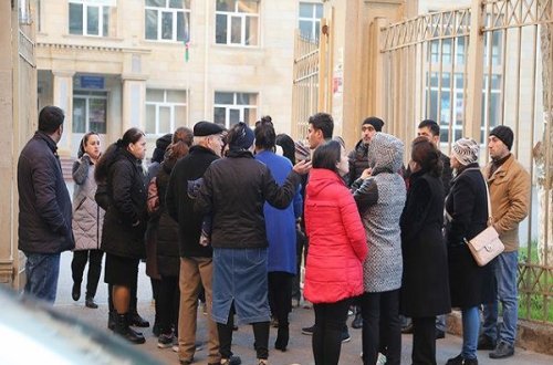 Bakıda valideynlər etiraz etdi - VİDEO