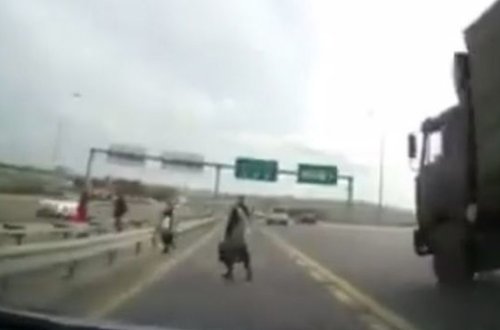 Bakıda kamikadze-piyadalar son anda ölümdən xilas oldular — VİDEO