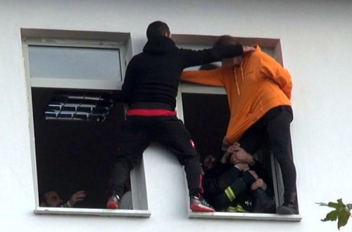 Məktəbdə intihar etmək istəyən qızı müəllimi xilas etdi - Hadisənin VİDEOsu