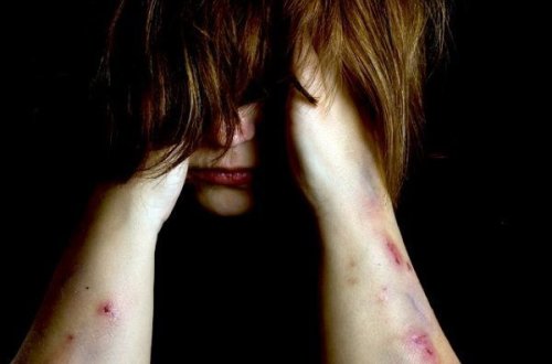 Anasına zorlamaq istəyəni bıçaqlayan şəxsə hökm oxundu