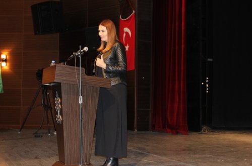 Qənirə Paşayeva Türkiyədə “24-cü Beynəlxalq Hazar Şeir Axşamları”nda Türk aydınlarına Qarabağ çağırışı edib