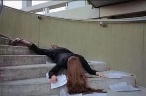 Bakıda iki tələbə qız pilləkənlərdən yıxılaraq ağır xəsarət alıb