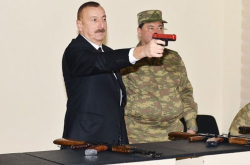 İlham Əliyev silahları yoxladı - Fotolar