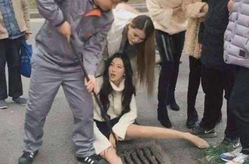 Qlamur qız kanalizasiyaya düşdü, 