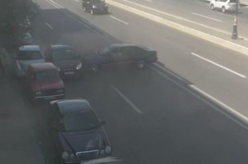 Bakıda 2-ci cərgədə dayanan avtomobili belə vurdular – VİDEO