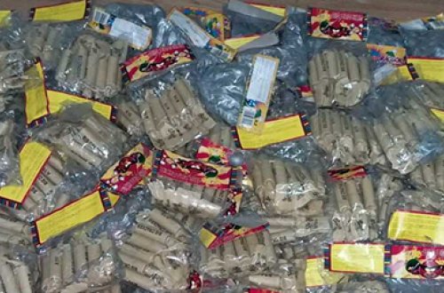 Maşının təkərində fişəng keçirərkən gömrükdə saxlanıldı - Video