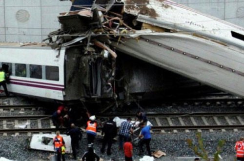 Sərnişin qatarı relsdən çıxdı: yaralılar var - İspaniyada