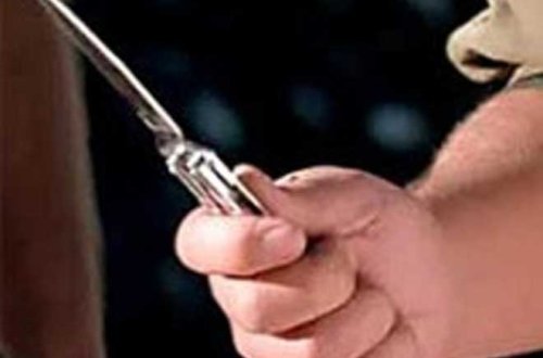 Bakıda 27 yaşlı oğlan marketin qarşısında ölümcül bıçaqlanıb