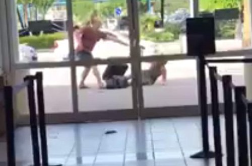 Oğlan selfiyə görə sevgilisini bir zərbə ilə yerə sərdi - VİDEO