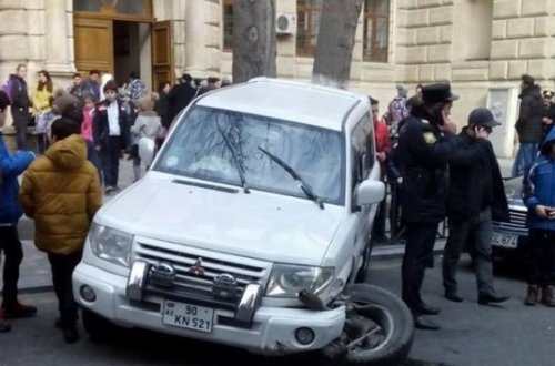 Bakıda qadın sürücü məktəbin qarşısında qəzaya düşdü – FOTO