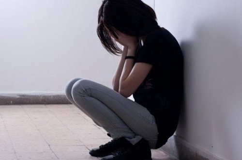 24 yaşlı Mələk ağcaqanad dərmanı içdi, vəziyyəti ağırdır