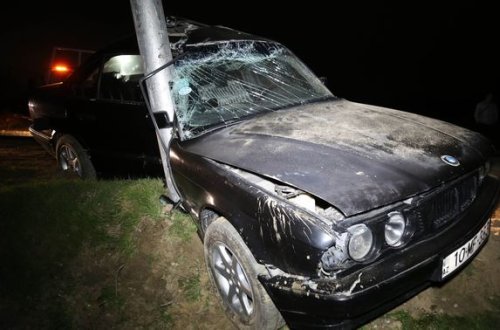 Avtomobil elektrik dirəyinə çırpıldı, sakinlər işıqsız qaldı – FOTO