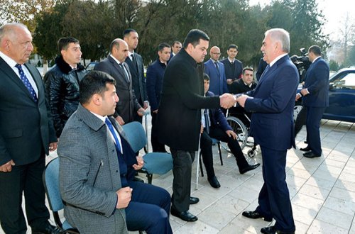 Vasif Talıbov onlara maşın hədiyyə etdi