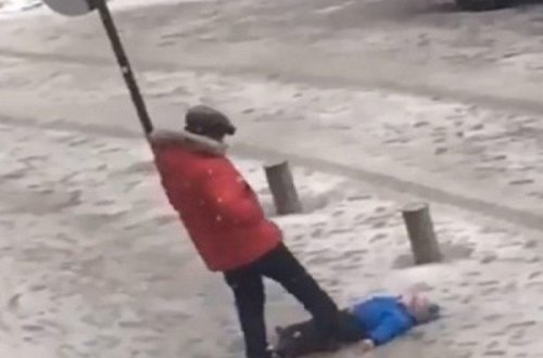 Qırğızıstanda ata 2 yaşlı oğlunu təpiklədi – VİDEO