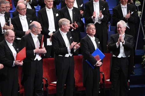 Nobel mükafatı sahiblərinə təqdim edildi (FOTOLAR)