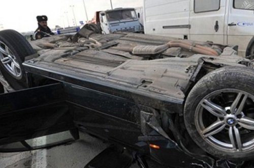 İcra hakimiyyətinin şöbə müdiri qəza törətdi: Ölən var