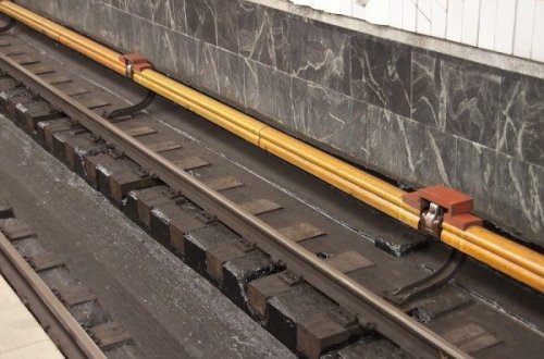 Metroda həyəcanlı anlar: Kişi relslərin üzərinə yıxıldı