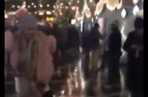 Fəvvarələr meydanında yağışın altında rəqs edən bu qız - Hər kəsin diqqətini cəlb etdi - VİDEO