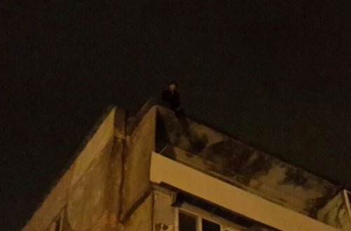 Bakıda bıçaqla silahlanmış şəxs intihara cəhd edib – YENİLƏNİB + FOTO