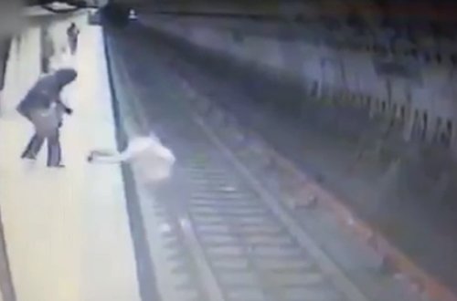 Qadın həmcinsini qatarın altına atdı - Video