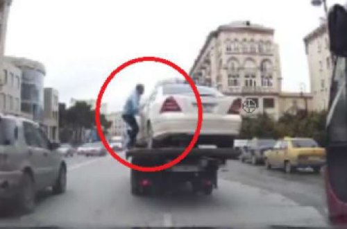 Bakıda maşınını evakuator aparan sürücü görün nələr etdi - VİDEO
