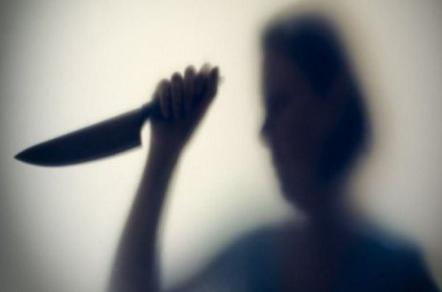 Bakıda iki qadın kişi üstündə davaya çıxdı - Biri bıçaqlandı