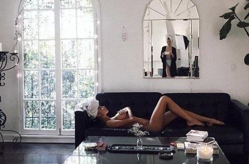 Həm özünün, həm də rəfiqəsinin çılpaq şəklini paylaşdı